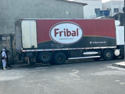 Caminhão da Fribal causa danos e risco de acidente grave no Cohaserma