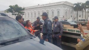 Carro que transportava prefeita Vanderly Monteles de Anapurus é rebocado pela SMTT em frente o Palácio dos Leões
