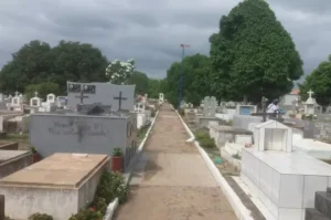 Corpo é desenterrado e incendiado em cemitério de Imperatriz
