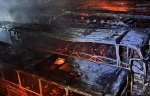 25 ônibus são destruídos em incêndio em garagem de empresa na Grande Ilha