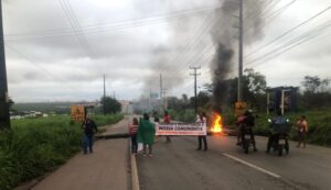 Protesto bloqueia BR 135 nos dois sentidos em São Luís