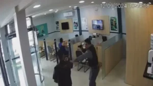 Câmeras de segurança registram assalto de homem disfarçado de policial em Pinheiro
