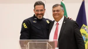 Dino garantiu plano de saúde vitalício por 21 dias de mandato como senador