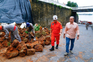 Sinfra executa contenção de muro que desabou no Centro Histórico