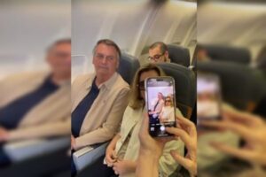 Ato que enfurece o STF, PT, Globo etc!!! Apoiadores fazem fila em avião para tirar foto com Bolsonaro. Vídeo