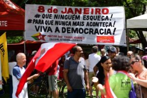 Em ato esvaziado, petistas fazem manifestação na véspera do 8/1 em Brasília