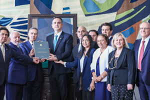 Ministro Juscelino Filho participa do ato “Democracia Inabalada”