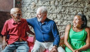 Lula chega ao Maranhão para cumprir agenda e vai até uma casa de taipa onde mora idoso que é seu fã.