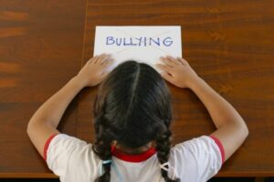 Sancionada lei que criminaliza bullying e amplia punição para crime contra criança