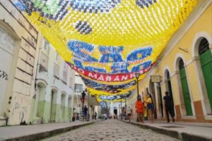 Governo reage e promete bandeiras em 15 ruas a partir 12 de junho