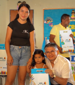 Prefeito Hérlon Costa entrega kits escolares para estudantes de Belágua