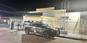 Polícia prende advogado e cliente por tráfico de drogas após sessão do júri