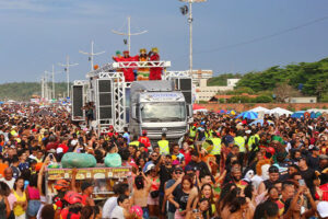 Bicho Terra arrasta multidão no Pré-Carnaval na Avenida Litorânea