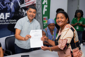 SAF assina contratos do Programa de Compras da Agricultura Familiar