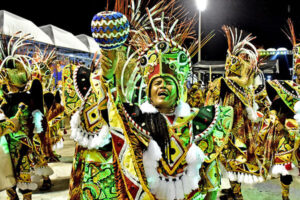 Blocos tradicionais e escolas iniciam desfiles na Passarela do Samba