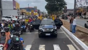 Acompanhado por Yglésio, Bolsonaro desfila em carro aberto por São Luís