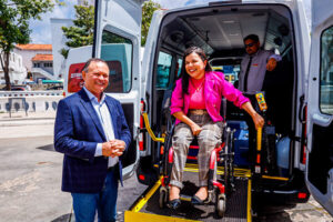 Brandão entrega novas vans para fortalecer o programa Travessia