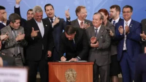 Farra das armas de Bolsonaro concedeu registros de CAC a traficantes, assassinos e até pessoas mortas