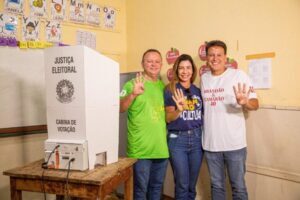 Brandão vota em Colinas acompanhado de esposa e Camarão
