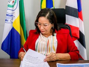 Prefeita Paula Azevedo homologa concurso público da SEMED
