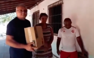 No MA, político do PCdoB faz autopromoção entregando vaso sanitário a moradora