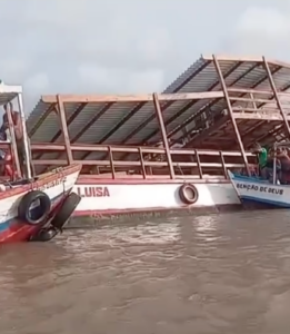 URGENTE! Bar flutuante naufraga com clientes na Raposa