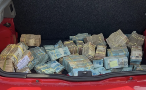 Sócio de distribuidora de gás é dono de veículo apreendido com um milhão no porta-malas
