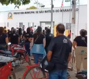 Professores de São Mateus protestam contra calote do prefeito Ivo Rezende