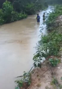 Carro de funerária cai em riacho em Vargem Grande