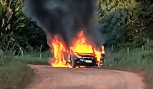 Vídeo: Carro usado no assassinato do empresário Pacovan é incendiado após o crime