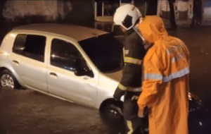 Carro com família é arrastado por enxurrada na Cohab durante temporal