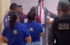 Vídeo: “Casca de bala” do prefeito agride vereador de oposição em sessão suspensa em Mata Roma