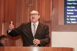 Governo mente sobre piso e prejudica professores estaduais, afirma César Pires