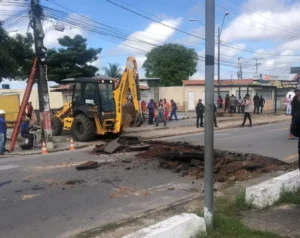 Com protestos da comunidade, prefeitura inicia intervenção no Cruzeiro do Anil.