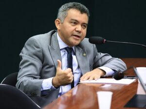 Deputado federal compra parte da TV Guará