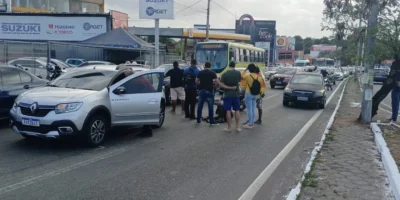 Motociclista colide na traseira de carro na avenida Jerônimo de Albuquerque, no Vinhais