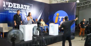 Debate é interrompido por marqueteiro em Pinheiro