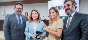 Iracema Vale é homenageada com Medalha Liberdade e profere palestra sobre presença feminina em espaços de poder