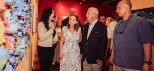 Ao lado de José Sarney, Iracema Vale visita o ‘Salão de Arte 30 Cores em Maio’