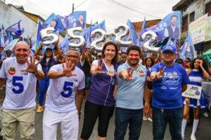 Dr. Joel recebe apoio da comunidade em caminhada na Liberdade