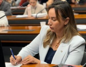 Garantia de direitos e defesa das mulheres são marcas do trabalho de Detinha, na Câmara Federal
