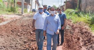 Edivaldo vistoria obras pela cidade durante o feriado