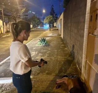 Suspeito de roubo é perseguido por populares e acaba preso por policial de folga