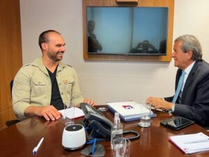 Eduardo Bolsonaro confirma possibilidade de assumir o PL no lugar de Valdemar; Bolsonaro quer saída de deputados do MA
