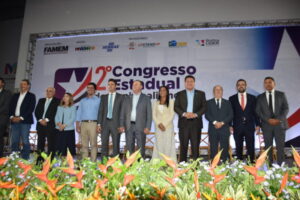 Braide cumprimenta possíveis adversários ao governo durante evento