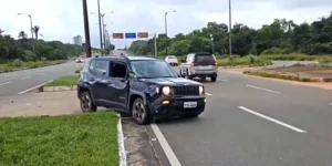 Colisão na Via Expressa: carro e caminhão de entulho se envolvem em acidente