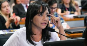 Eliziane Gama critica desserviço de militares à democracia