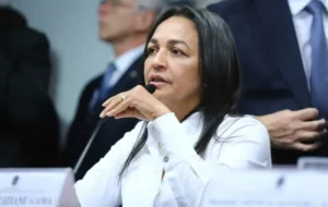 Mesmo sob ameaça, Eliziane deve indiciar Bolsonaro…