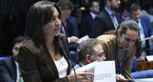 “Irresponsabilidade”, diz Eliziane, sobre foto falsa postada por Eduardo Bolsonaro