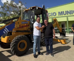 Weverton Rocha faz entrega de equipamento em Matões do Norte